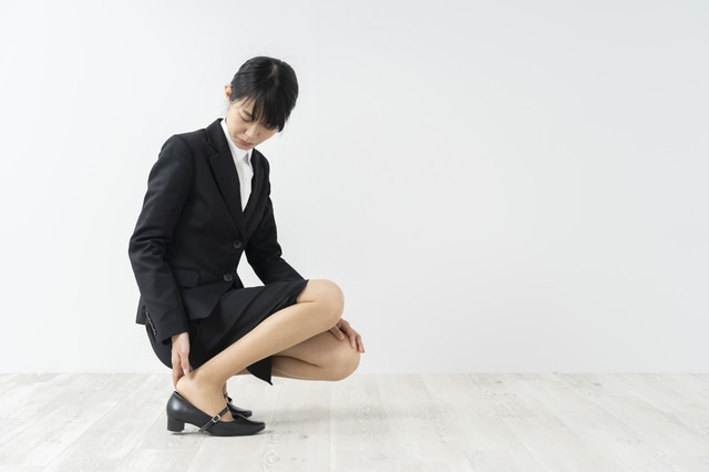 靴ずれでかかとが痛いときの対処法は？悪化を防ぐ方法と予防法も解説