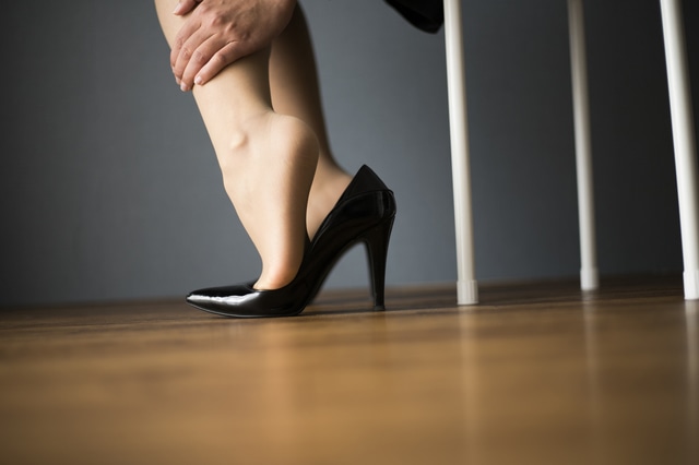 パンプスが脱げる理由と対策を解説！脱げにくいパンプスはどう選ぶ？